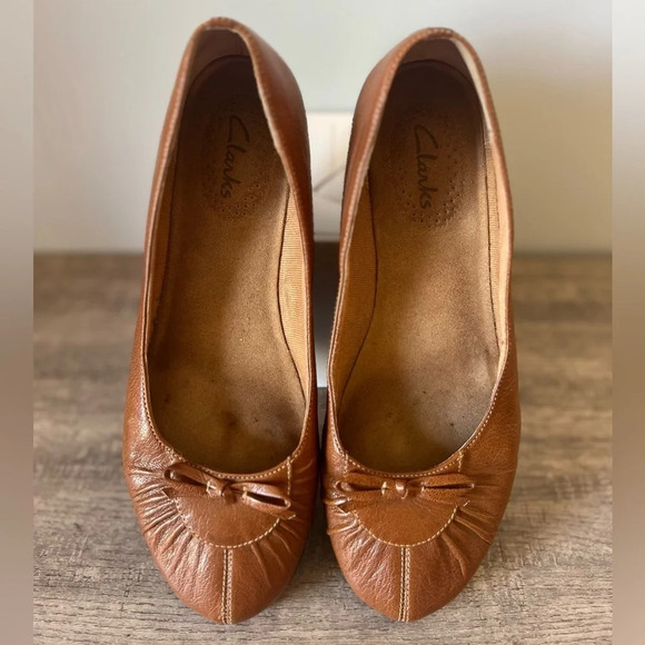 Clark’s Leather Flats - Picture 1 of 6
